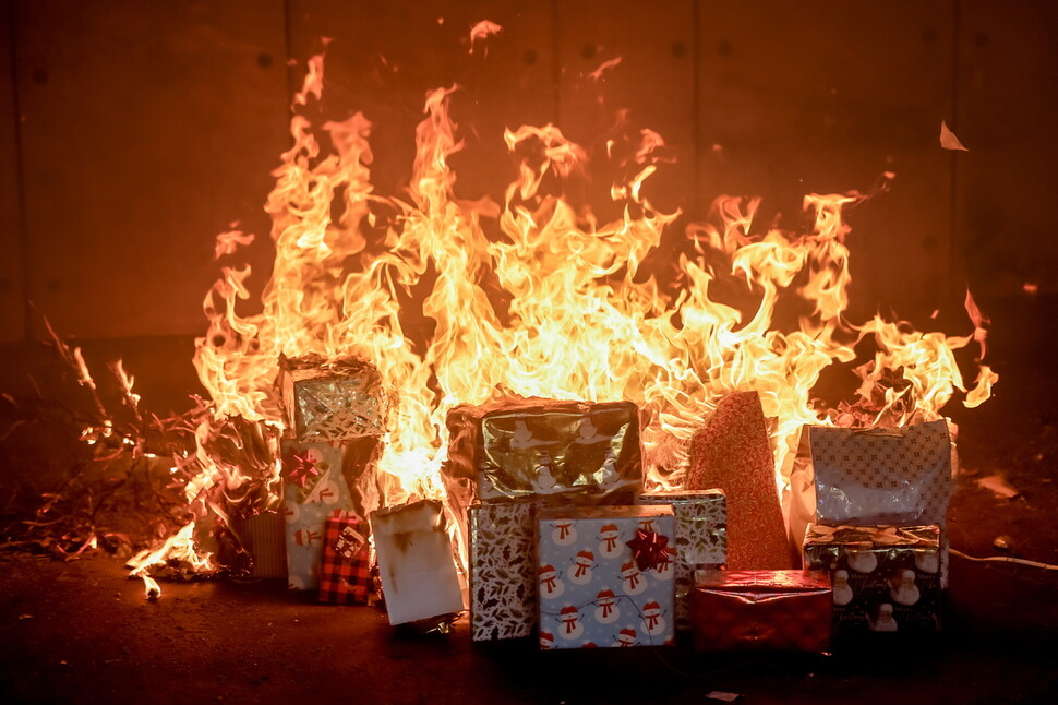 [포토] ‘크리스마스 트리’ 화재 조심…“전구 끄고 자세요!”