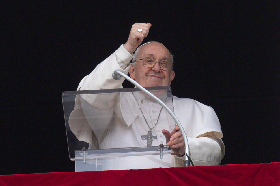 프란치스코 교황이 바티칸 성베드로 광장에 모인 신자들을 향해 손짓하고 있다. REUTERS 연합뉴스