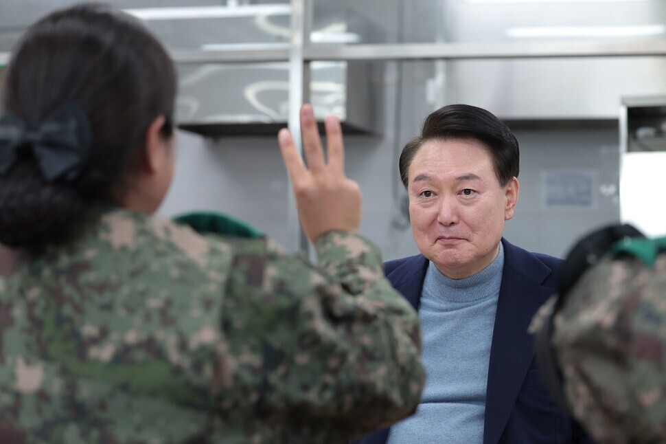 President Yoon Suk-yeol meets with soldiers in the 5th Infantry Division in Yeoncheon County, near the DMZ, on Dec. 28, 2023. (courtesy of the presidential office)