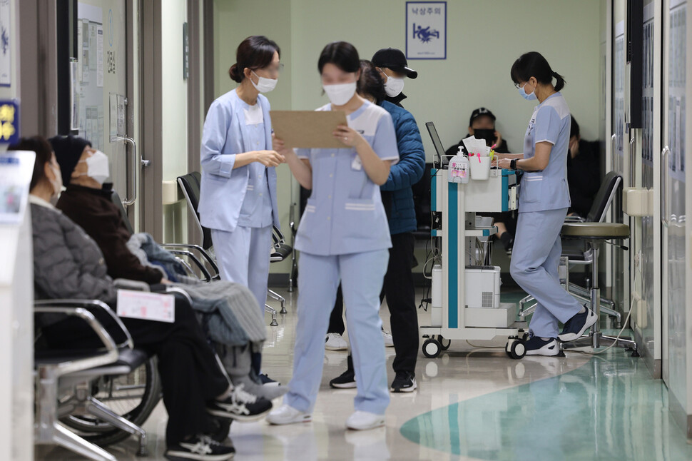 정부가 보건의료재난 위기경보를 최상위 단계인 ‘심각'으로 상향한 2024년 2월23일 서울의 한 대학병원에서 간호사들이 분주히 움직이고 있다. 연합뉴스
