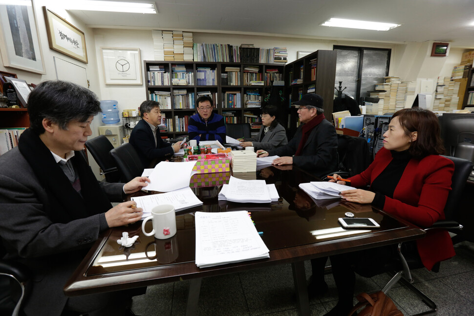 2015년 11월22일 서울 장충동 인권연대 사무실에서 장발장은행 대출심사위원들이 지원서류를 검토하고 있다. 김진수 선임기자