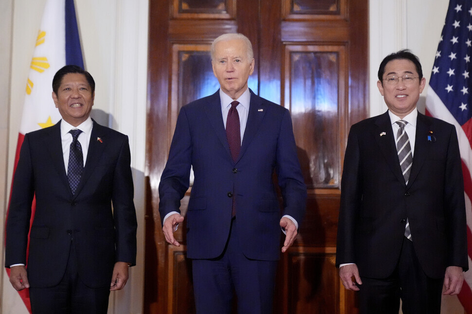De Amerikaanse president Joe Biden (midden) staat samen met de Filipijnse president Ferdinand Marcos Jr. (links) en de Japanse premier Fumio Kishida voor een trilaterale bijeenkomst in het Witte Huis op 11 april 2024. (AP/Yonhap)