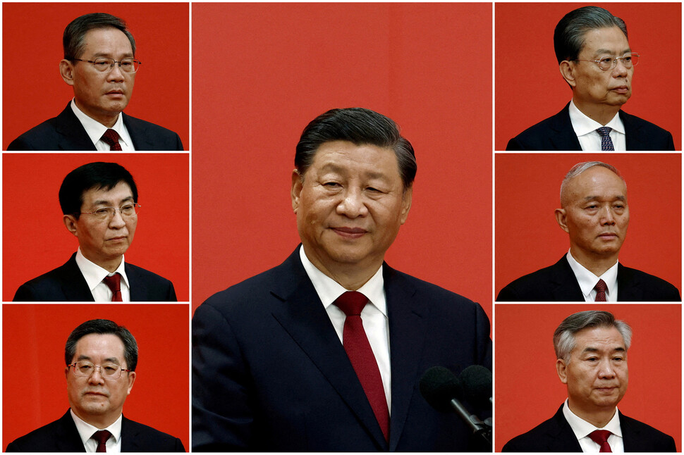 2022년 10월23일 열린 중국공산당 제20기 중앙위원회 제1차 전원회의(20기1중전회)에서 선출된 시진핑 총서기(가운데)를 포함한 정치국 상무위원 7명의 모습. REUTERS