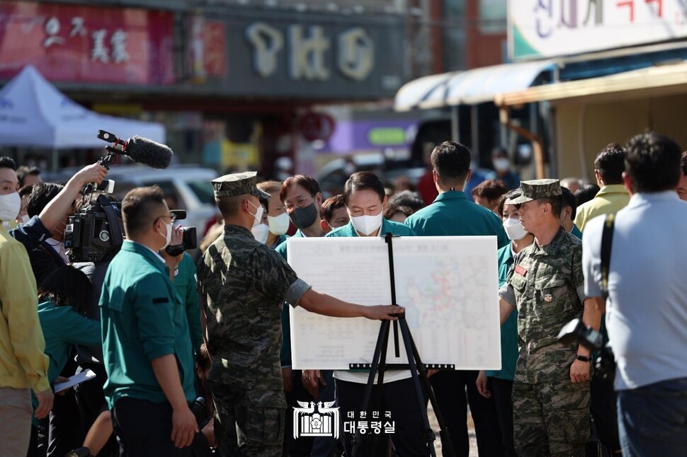 해병대 채 상병 사건 외압 의혹의 원인은 임성근 해병대 1사단장과 관련이 있다는 추정이 나온다. 2022년 9월7일 폭우와 홍수 피해 지역인 경북 포항시 오천시장에서 해병대의 구조 활동에 대해 보고를 받는 윤석열 대통령(가운데) 옆에 임성근 해병대 1사단장(사진 오른쪽 군복 입은 사람)이 서있다. 대통령실