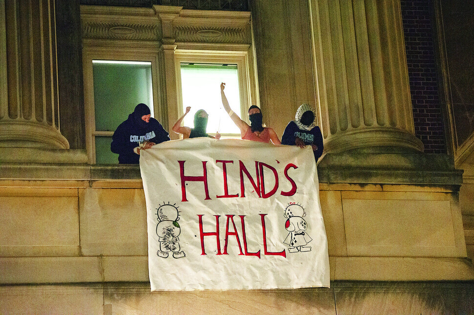 After occupying Hamilton Hall on April 30, 2024, students at Columbia University in New York, US, unfurl a banner reading “Hind’s Hall,” a tribute to a 6-year-old Palestinian girl killed by Israel in Gaza. (AP/Yonhap)