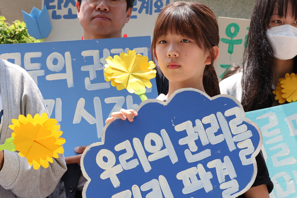 한국 정부의 기후위기 대응이 헌법에 합치하는지를 묻는 기후소송 두 번째 공개 변론이 열린 2024년 5월21일 오후 서울 종로구 헌법재판소 앞에서 아기기후소송 최종 진술자로 나선 한제아양이 손팻말을 들고 있다. 백소아 한겨레 기자 thanks@hani.co.kr