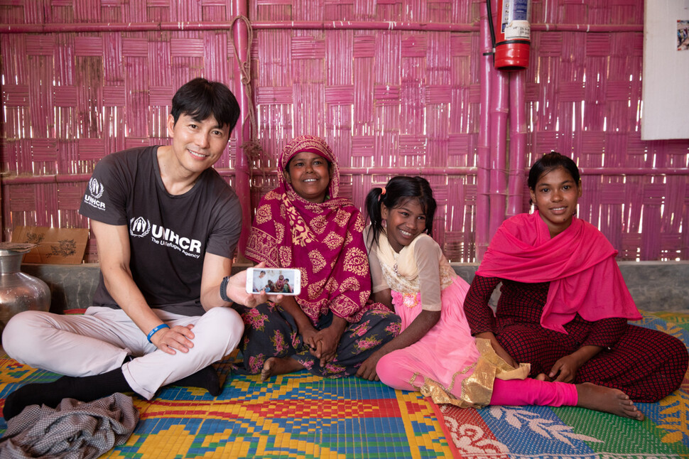 Jung Woo-sung encontra-se com refugiados Rohingya no campo de refugiados de Kutupalong em Cox's Bazar, Bangladesh, em 2019. Fornecido pelo Alto Comissariado das Nações Unidas para os Refugiados (ACNUR)