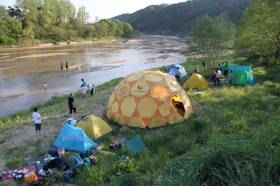 2012년 5월5일 영주시 이산면 두월교 위쪽 내성천에서 열린 텐트학교 ‘우리가 강이 되어 주자’. 댐 물이 수생식물과 녹조로 뒤덮여 있는 위 사진과 같은 위치다. 지율 스님