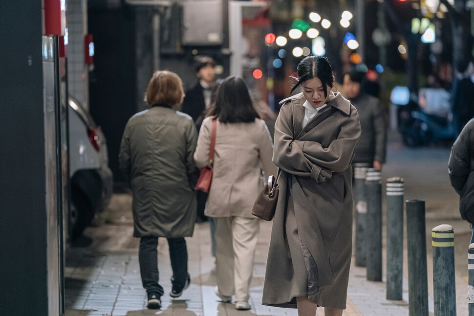 ‘한국이 싫어서’의 계나는 하루에 왕복 4시간 거리의 출퇴근을 감내하다가 춥지 않은 곳을 택해 떠난다. . 엔케이컨텐츠 제공