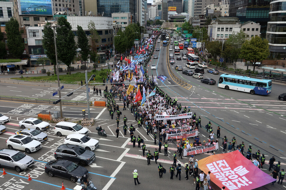 시국대회 참가자들이 2024년 9월28일 서울 용산을 향해 행진하며 서울역 앞을 지나고 있다.