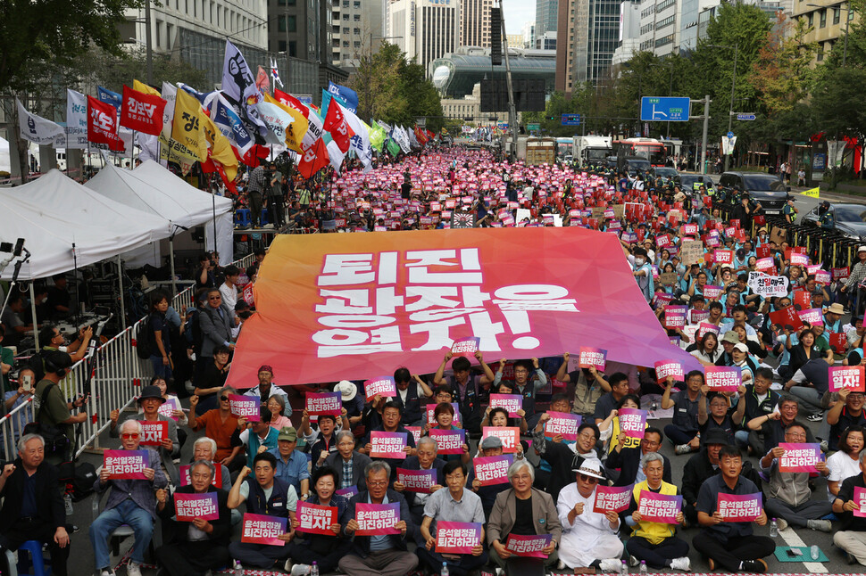 전국민중행동과 윤석열정권퇴진운동본부(준)가 2024년 9월28일 서울 세종대로 숭례문 앞에서 연 시국대회에서 참가자들이 ‘퇴진광장을 열자!'라고 적힌 대형 펼침막을 머리 위로 넘기고 있다.