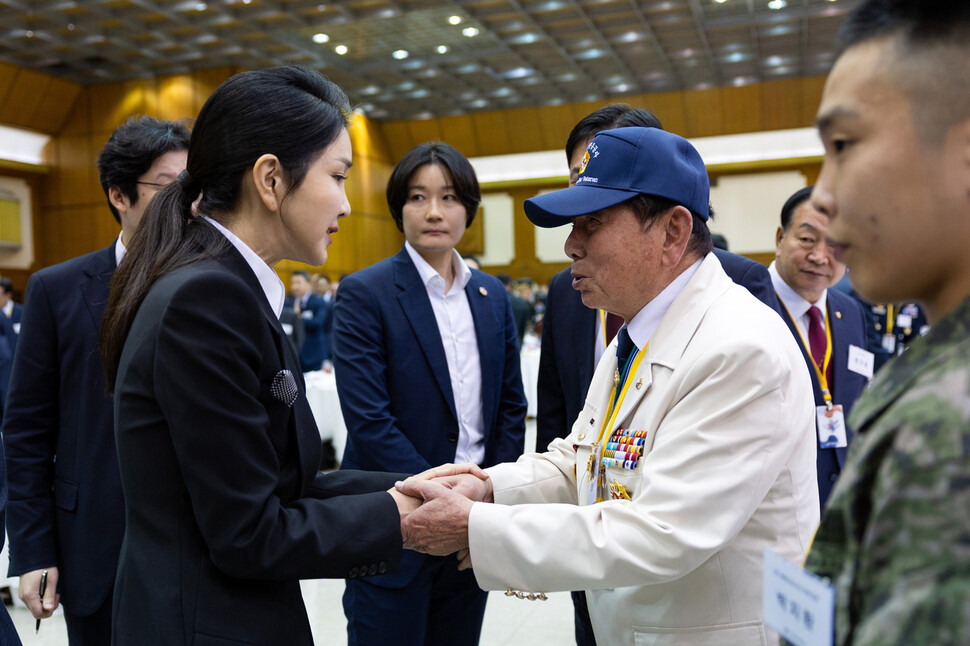 윤석열 대통령의 부인 김건희 여사가 2024년 10월1일 경기 성남 서울공항 국빈행사장에서 열린 건군 76주년 국군의 날 경축연에서 6·25 참전용사와 인사하고 있다. 대통령실 제공