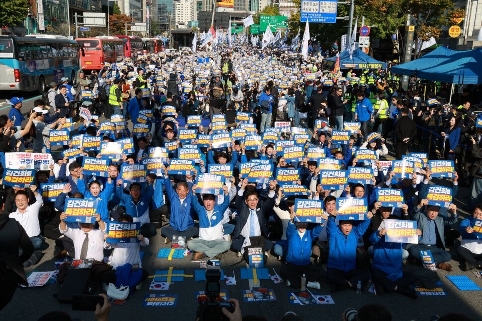 2일 오후 서울역에서 열린 ‘김건희 국정농단 규탄 범국민대회’에 참석한 더불어민주당 관계자들이 ‘김건희 특검’ 손팻말을 들어 보이고 흔들고 있다. 정용일 선임기자 yongil@hani.co.kr