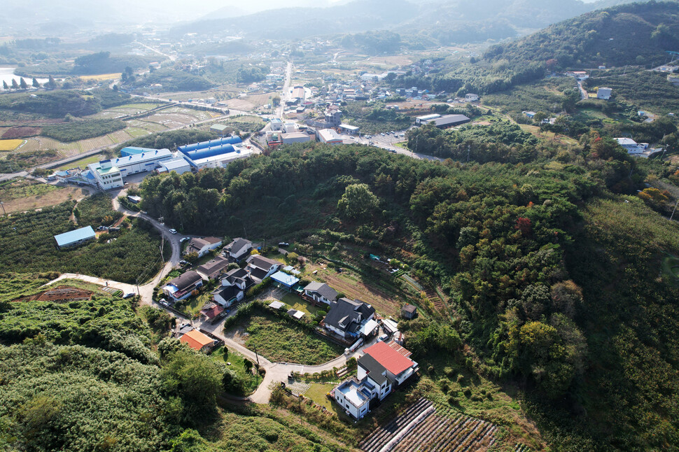 명태균씨와 사업적 동반자 관계였던 강아무개씨가 8억원이 넘는 돈을 들여 사들인 창원 신규국가산단 인근 농지와 준보전산지. 산단의 통로가 될 가능성이 큰 입지로 산단 개발시 큰 이익이 기대되는 곳이다. 김명진 기자 littleprince@hani.co.kr