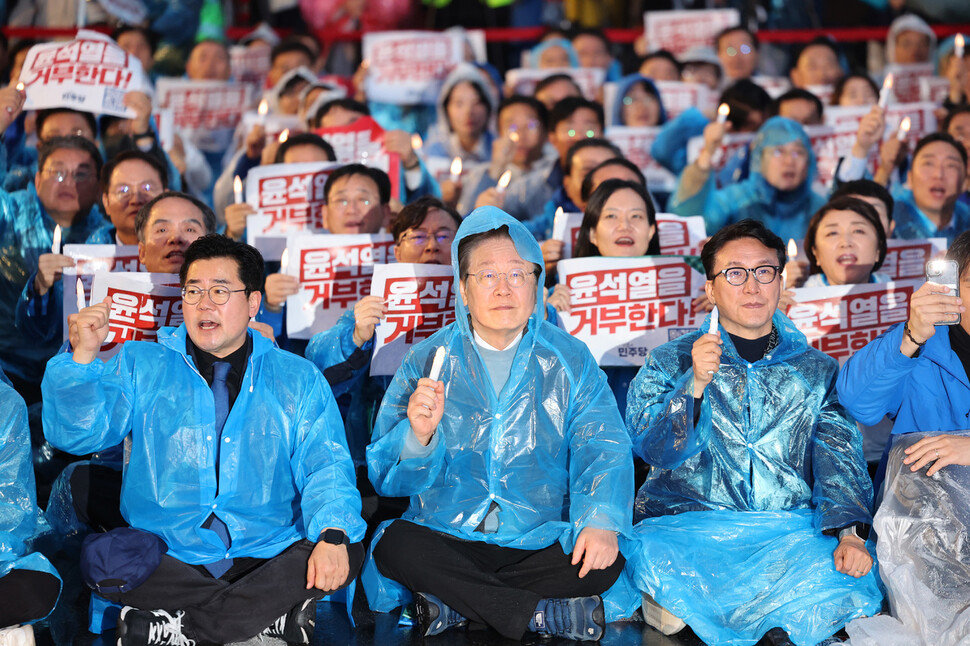 2024년 11월16일 오후 서울 종로구 광화문광장 일대에서 더불어민주당 주최로 열린 ‘김건희 윤석열 국정농단 규탄·특검 촉구 제3차 국민행동의 날' 집회에서 이재명 대표(가운데) 등 당 지도부 인사들이 구호를 외치고 있다. 한겨레 김영원 기자