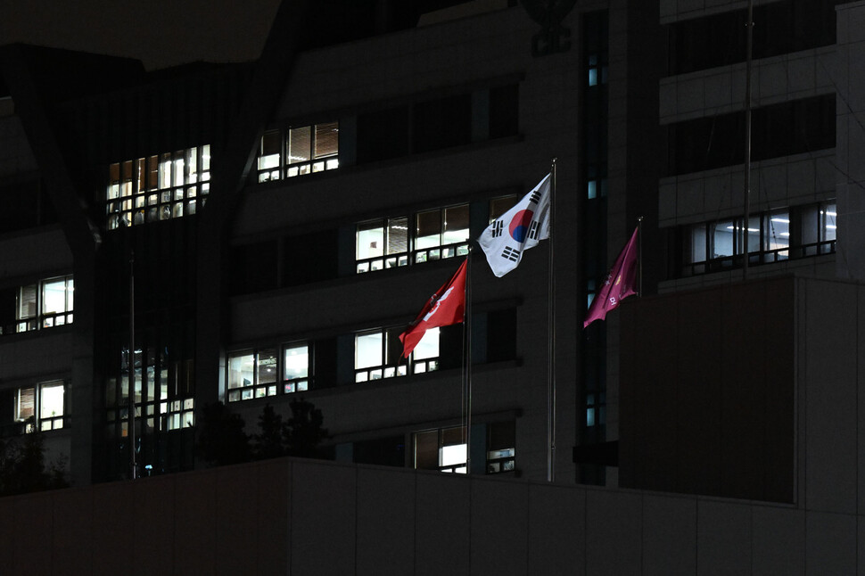 윤석열 대통령이 계엄을 선포한 3일 밤 서울 용산구 국방부 청사에 불이 켜져 있다. 대통령실사진기자단