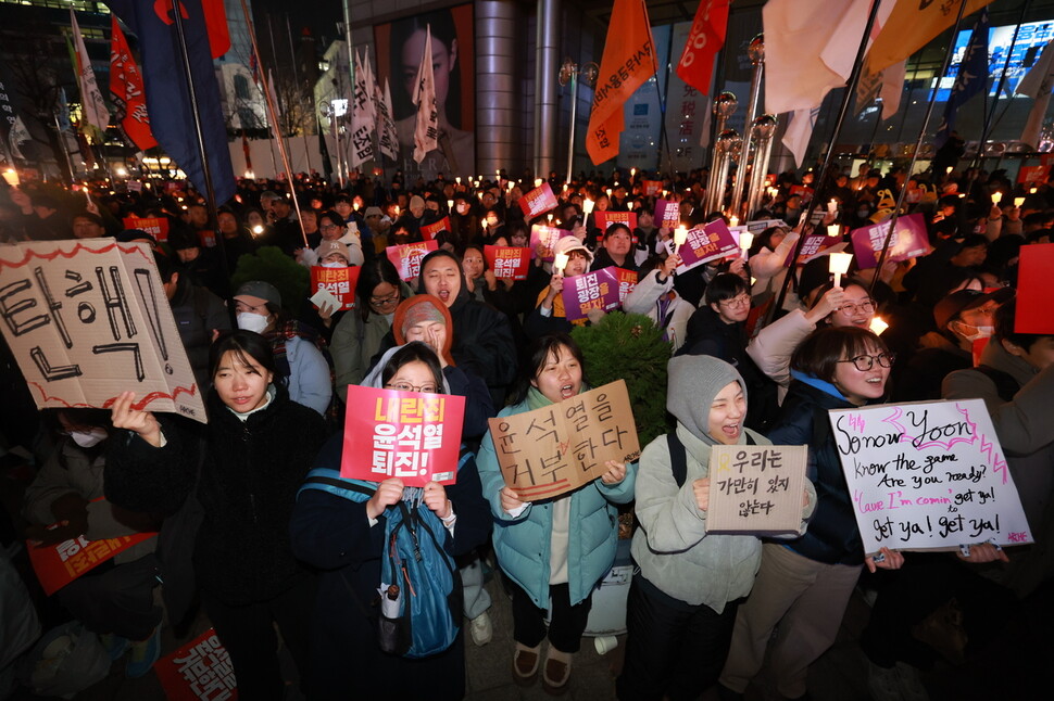 민주사회를 위한 변호사모임과 참여연대 등 시민단체와 민주노총이 2024년 12월4일 저녁 서울 종로구 동화면세점 앞에서 연 ‘내란죄 윤석열 퇴진! 국민주권 실현! 사회 대개혁! 퇴진광장을 열자! 시민 촛불’ 집회에서 시민들이 촛불을 들고 윤석열 대통령 퇴진과 내란죄 체포 등을 촉구하고 있다. 정용일 한겨레 선임기자