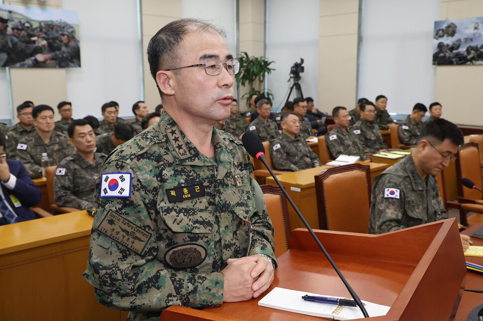 곽종근 육군 특수전사령관이 12월10일 오후 국회 국방위원회 전체회의에 출석해 계엄 당시 병력 투입 경위 등에 대한 질의에 답하고 있다. 연합뉴스