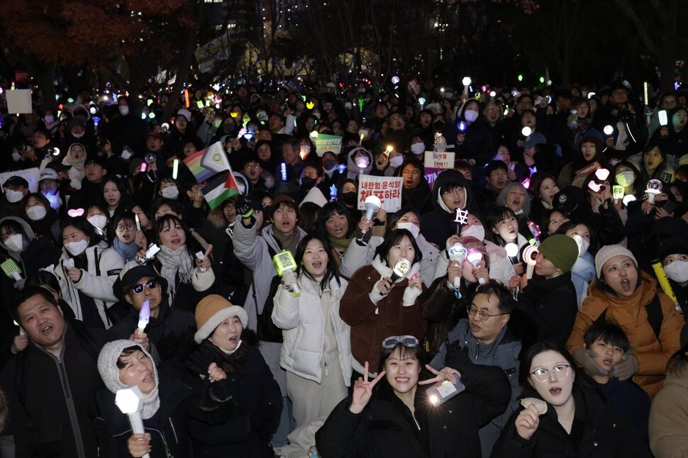 2024년 12월14일 윤석열 대통령 탄핵소추안이 국회 본회의에서 통과된 이후에도 시민들이 흩어지지 않고 환호하고 있다. 김명진 기자 