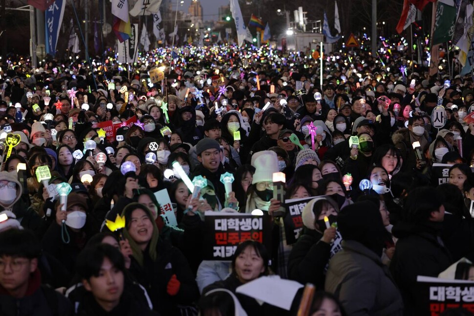 2024년 12월14일 여의도 국회 앞에 모인 200만명 시민들이 탄핵소추안 가결 결과가 발표되자 환호하고 있다. 김명진 기자