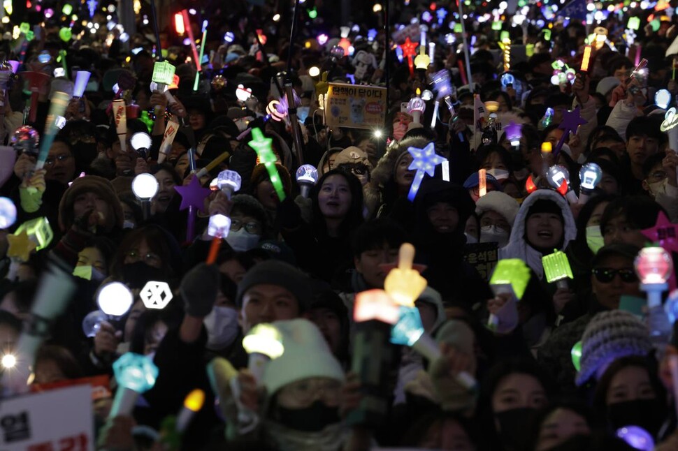 2024년 12월14일 윤석열 대통령 탄핵소추안이 국회 본회의에서 통과된 이후에도 시민들이 흩어지지 않고 응원봉을 들고 윤석열 대통령 탄핵소추안 통과를 기뻐하고 있다. 김명진 기자 