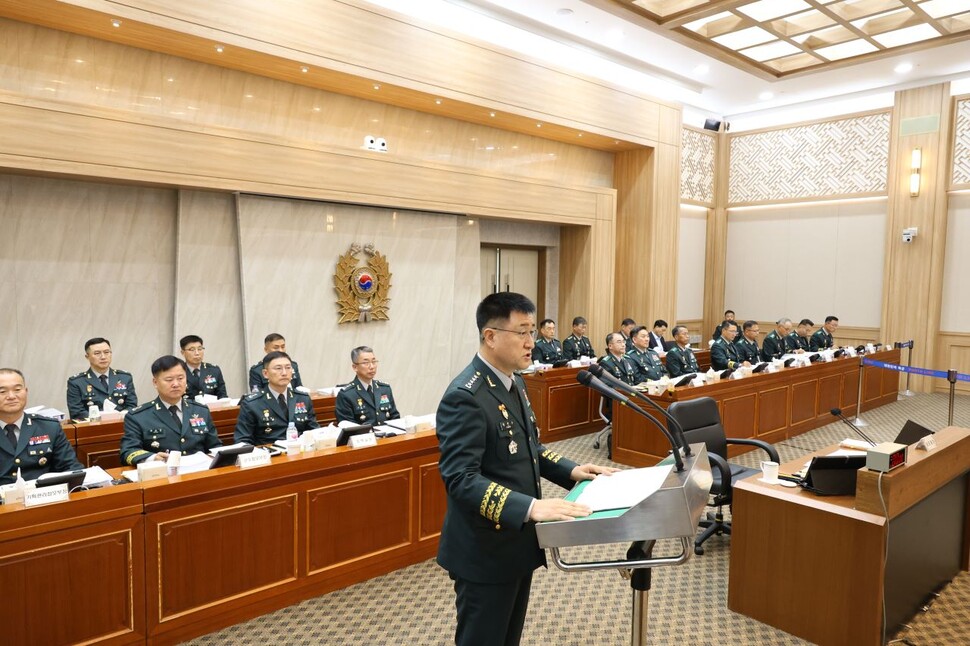 박안수 육군 참모총장이 2024년 10월17일 충남 계룡대 육군 본부에서 열린 국회 국방위 육군 국정감사에서 육군 간부들을 소개하고 있다. 연합뉴스