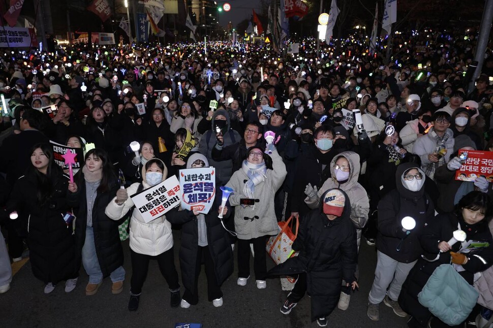 대통령 윤석열 탄핵소추안이 국회에서 가결된 2024년 12월14일 오후 서울 여의도 국회 앞에 모인 시민들이 환호하고 있다. 김명진 기자 littleprince@hani.co.kr