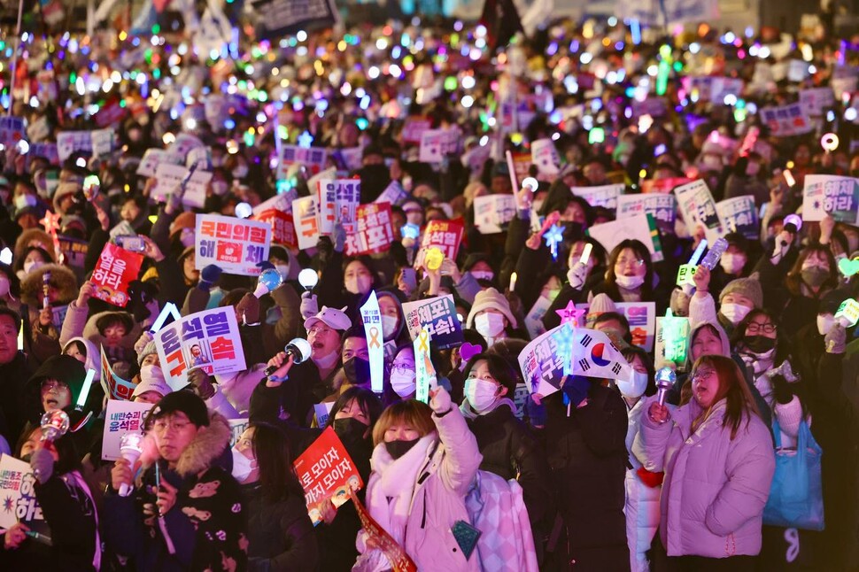 범시민총궐기대회가 열린 11일 저녁 시민들이 서울 종로구 광화문 동십자각 일대에서 명동 방향으로 행진하고 있다. 김영원 기자 forever@hani.co.kr