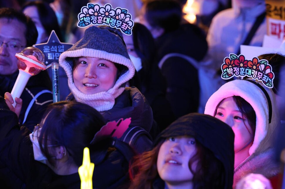 범시민총궐기대회가 열린 11일 저녁 시민들이 서울 종로구 광화문 동십자각 일대에서 명동 방향으로 행진하고 있다. 김영원 기자 forever@hani.co.kr