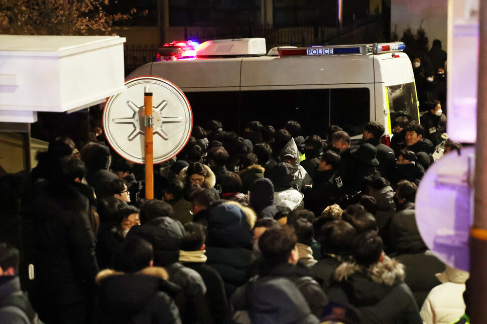 12·3 내란사태를 수사 중인 공조수사본부가 윤석열 대통령 체포를 시도한 15일 새벽 서울 용산구 윤석열 대통령 관저 정문 쪽으로 경찰 버스가 들어가고 있다. 한겨레 정용일 선임기자 