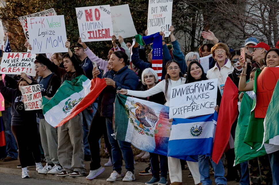 2025년 1월29일 미국 조지아주 게인즈빌에서 열린 집회에서 참석자들이 트럼프 행정부의 대대적인 불법 이민자 단속·추방에 항의하고 있다. EPA 연합뉴스