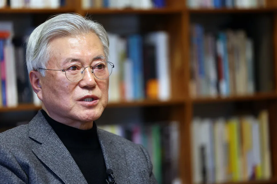 문재인 전 대통령이 7일 경남 평산마을 자택에서 퇴임 뒤 처음으로 한겨레와 인터뷰를 했다. 문 전 대통령은 “계엄·탄핵 사태를 보면서 자괴감이 이루 말할 수 없어 밤잠을 이루지 못했다. 국민께 송구스럽다”고 밝혔다. 강창광 선임기자 chang@hani.co.kr