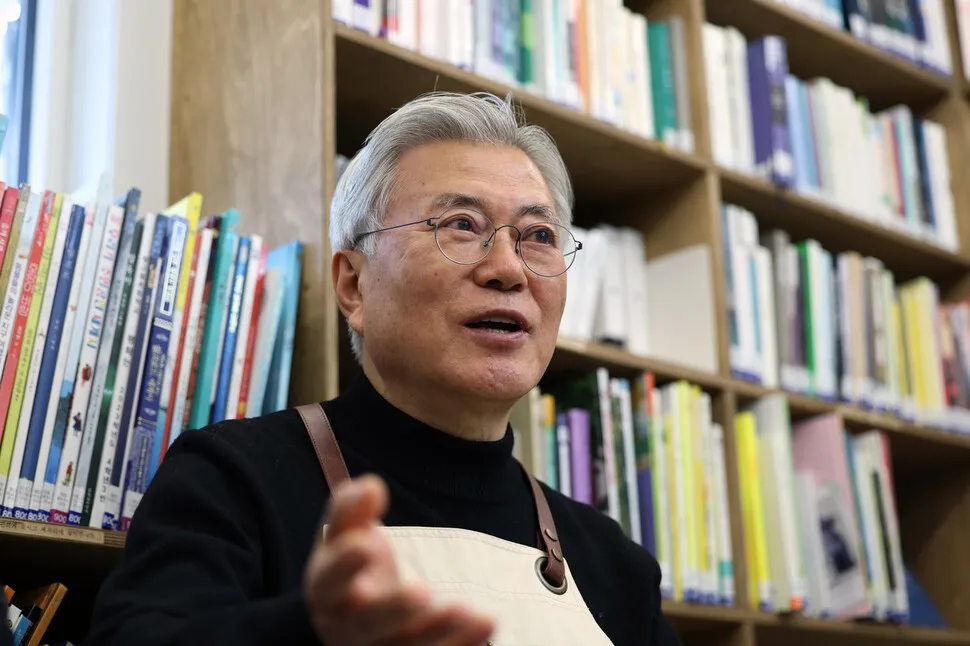 문재인 전 대통령이 7일 오후 자신이 운영하는 경남 양산시 평산책방에 나와, 책을 사는 시민들과 대화를 하고 있다. 강창광 선임기자 chang@hani.co.kr