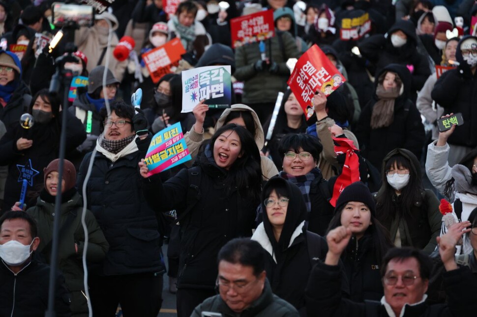 22일&nbsp;오후 서울 종로구 경복궁 일대에서 열린 ‘윤석열 즉각 퇴진! 사회대개혁! 12차 범시민대행진’이 열려&nbsp; 윤석열 파면을 촉구하고 있다. 정용일 선임기자 yongil@hani.co.kr