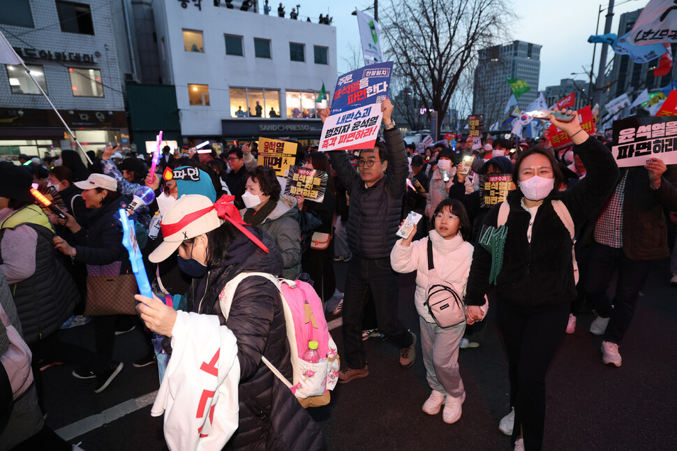 ‘윤석열즉각퇴진·사회대개혁 비상행동(비상행동)’이 15일 오후 서울 종로구 광화문 동십자각 일대에서 연 ‘100만 시민 총집중의 날’ 집회에서 참가자들이 윤 대통령에 대한 헌재의 즉각 파면을 촉구하며 종로3가 방향으로 행진히고 있다. 김태형 기자 xogud555@hani.co.kr