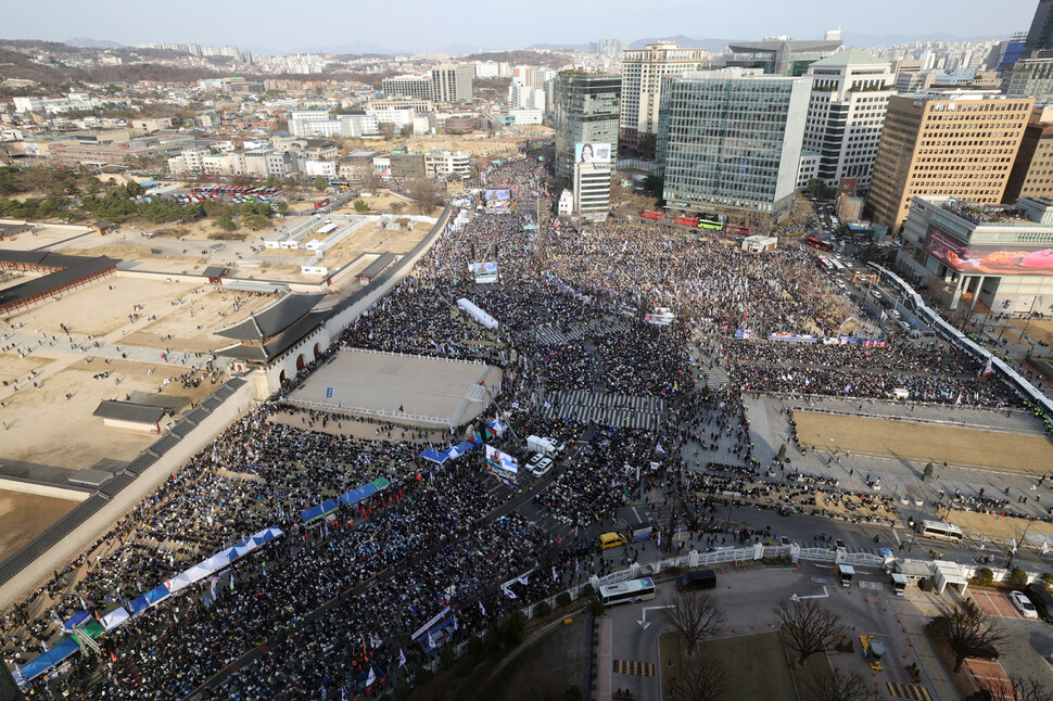 박찬대 더불어민주당 원내대표가 15일 오후 서울 광화문 동십자각일대에서 열린 윤석열 대통령 파면 선고를 촉구하는 비상행동 집회에서 연설을 하고 있다. 김태형 기자 xogud555@hani.co.kr