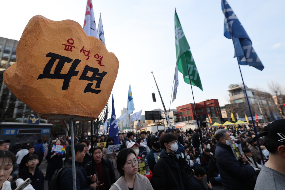 박찬대 더불어민주당 원내대표가 15일 오후 서울 광화문 동십자각일대에서 열린 윤석열 대통령 파면 선고를 촉구하는 비상행동 집회에서 연설을 하고 있다. 김태형 기자 xogud555@hani.co.kr