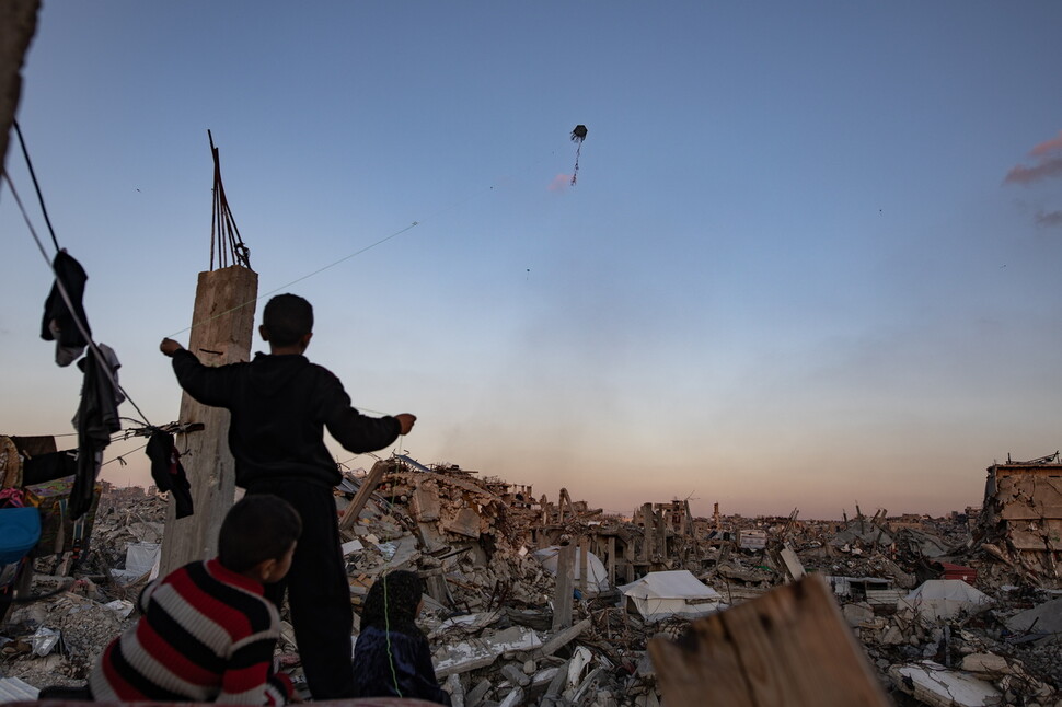 2025년 4월14일 폐허가 된 팔레스타인 땅 가자지구 북부 자발리아에서 어린이가 연을 날리고 있다. EPA 연합뉴스