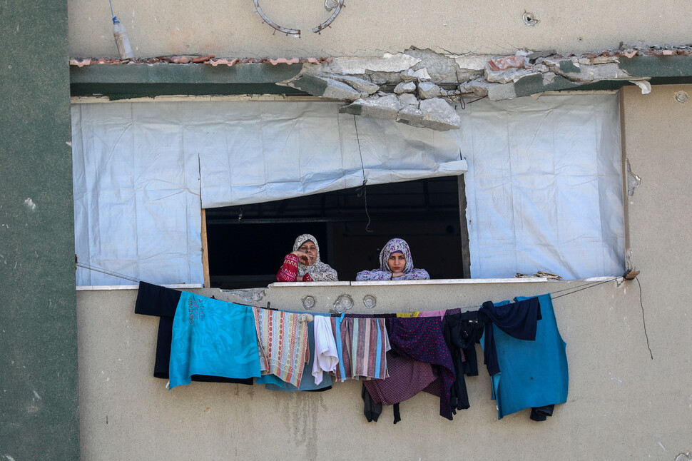 2025년 4월12일 팔레스타인 땅 가자지구 북부 가자시티의 파괴된 가자이슬람대학에서 피란민들이 빨래를 널어놓고 먼 곳을 바라보고 있다. 신화 연합뉴스