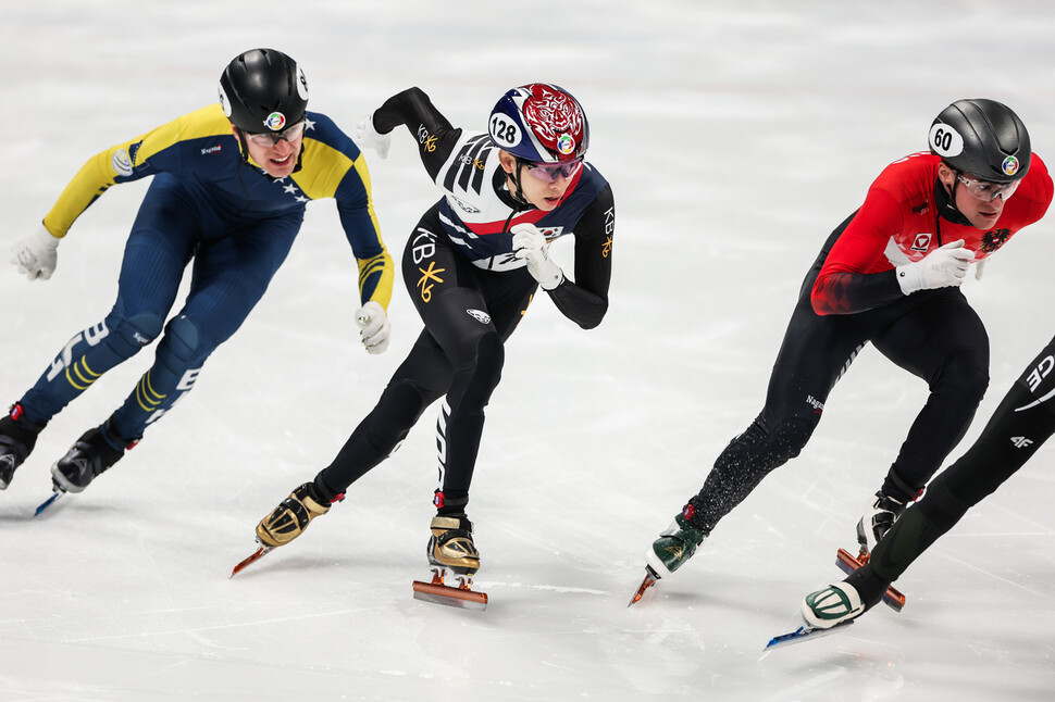 2025년 3월 중국 베이징에서 열린 2025 국제빙상경기연맹 쇼트트랙 세계선수권대회에 출전한 이정수(가운데) 선수. 이정수 제공