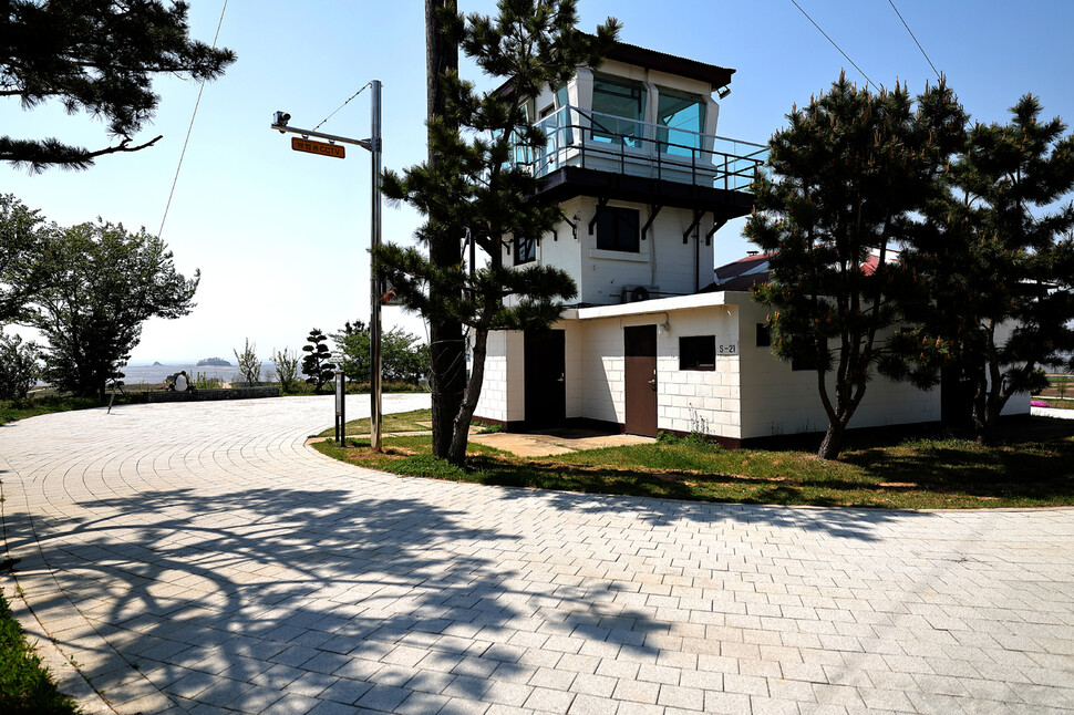 `매향리평화기념관' 안 옛 미군이 사용했던 사격통제소 모습. 왼쪽으로 멀리 표적이 됐던 농섬이 보인다.