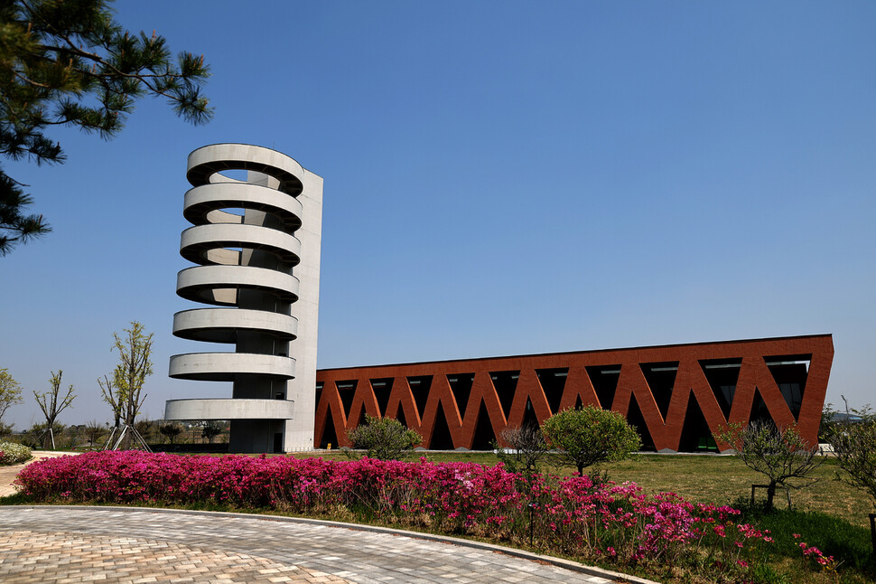 `매향리평화기념관' 모습. 지하 1층, 지상 2층의 규모의 건축물로 주민들의 삶, 투쟁, 희생을 생생히 담아낸 전시와 체험 공간은 과거의 비극을 반복하지 않겠다는 다짐을 담고 있다.