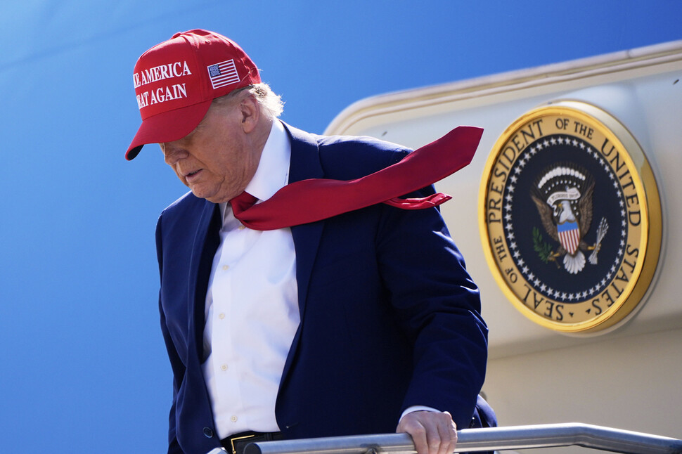 도널드 트럼프 미국 대통령이 취임 100일을 맞은 2025년 4월29일 미시간주 해리슨타운십의 공군기지에 도착해 대통령 전용기에서 내리고 있다. AP 연합뉴스