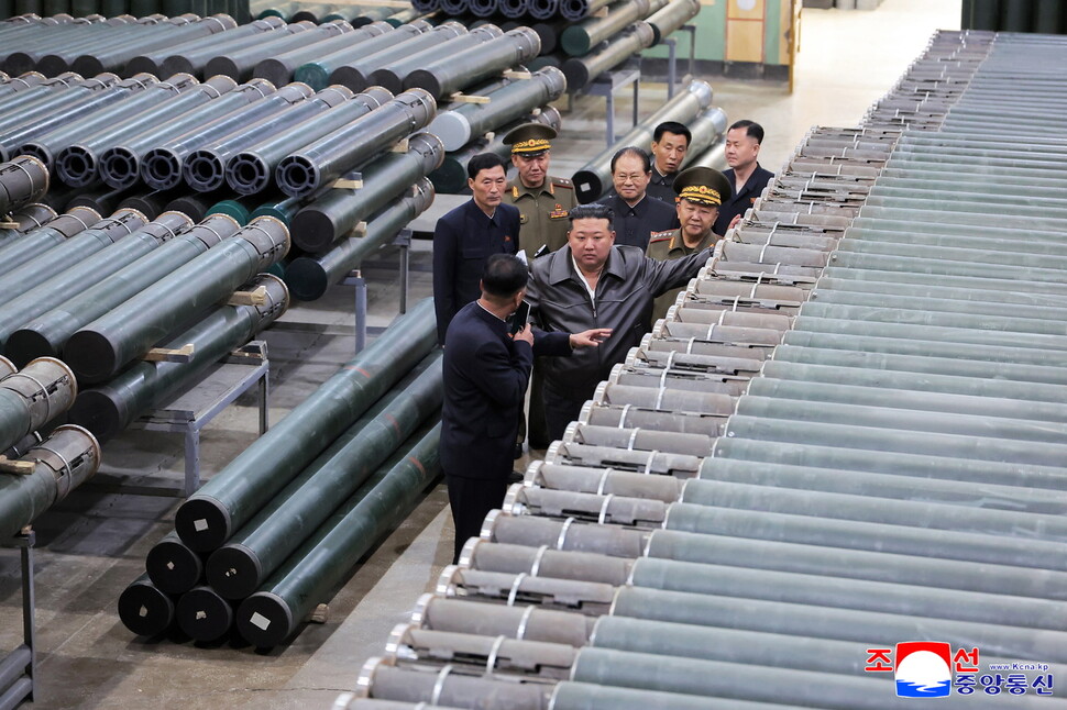7일 조선중앙통신(KCNA)이 공개한 날짜 미상의 사진에는 북한 김정은 국무위원장이 북한의 한 비공개 지역에 있는 군수공장을 시찰하는 모습이 담겨 있다. EPA/연합뉴스