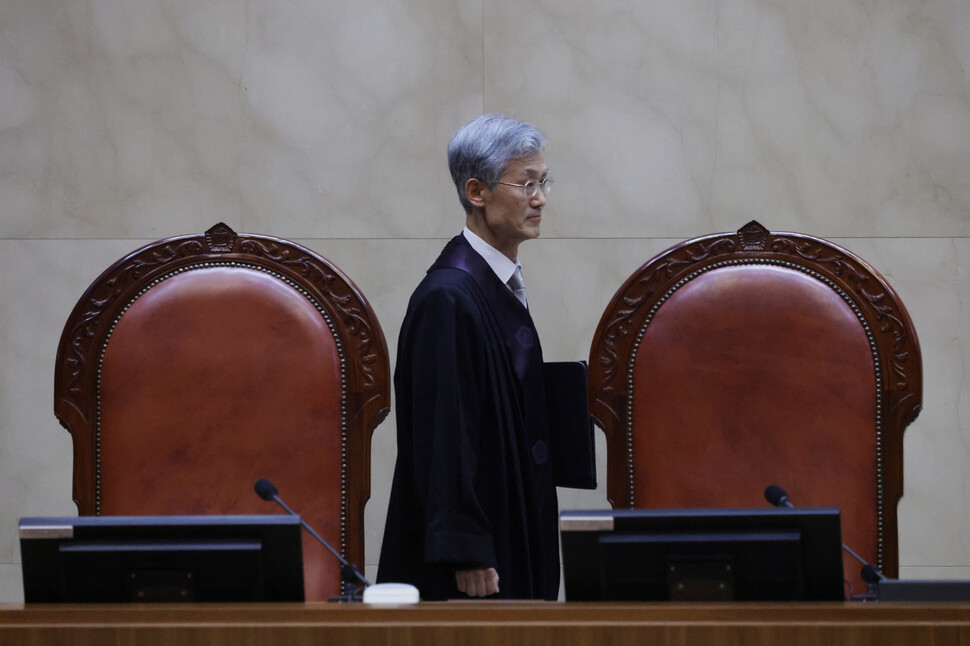 조희대 대법원장이 지난 1일 서울 서초구 대법원에서 열린 더불어민주당 이재명 대선 후보의 공직선거법 위반 사건 상고심 선고 재판에 참석하고 있다. 사진공동취재단