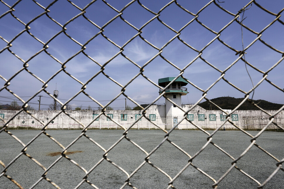 전남 장흥군 장흥읍 옛 장흥교도소 팔각감시대와 운동장. 옛 장흥교도소는 1975년에 문을 열고 2014년까지 실제 교도소로 운영됐다. 2019년 문화체육관광부의 ‘유휴공간 문화재생사업’으로 선정돼 옛 건물들을 남기고 ‘빠삐용집(ZIP)’이라는 새로운 문화공간으로 탈바꿈하고 있다. 김명진 기자