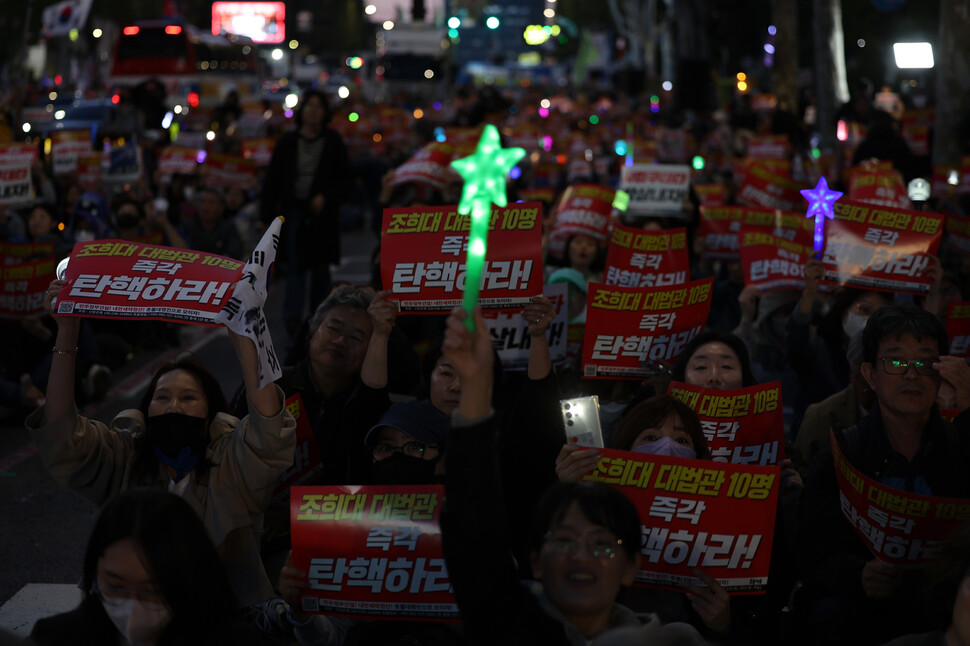 ‘민주정부건설 내란세력청산 촛불대행진’이 2025년 5월7일 저녁 서울 서초구 대법원 옆 도로에서 열려 참석자들이 손팻말과 응원봉을 든 채 구호를 외치고 있다.