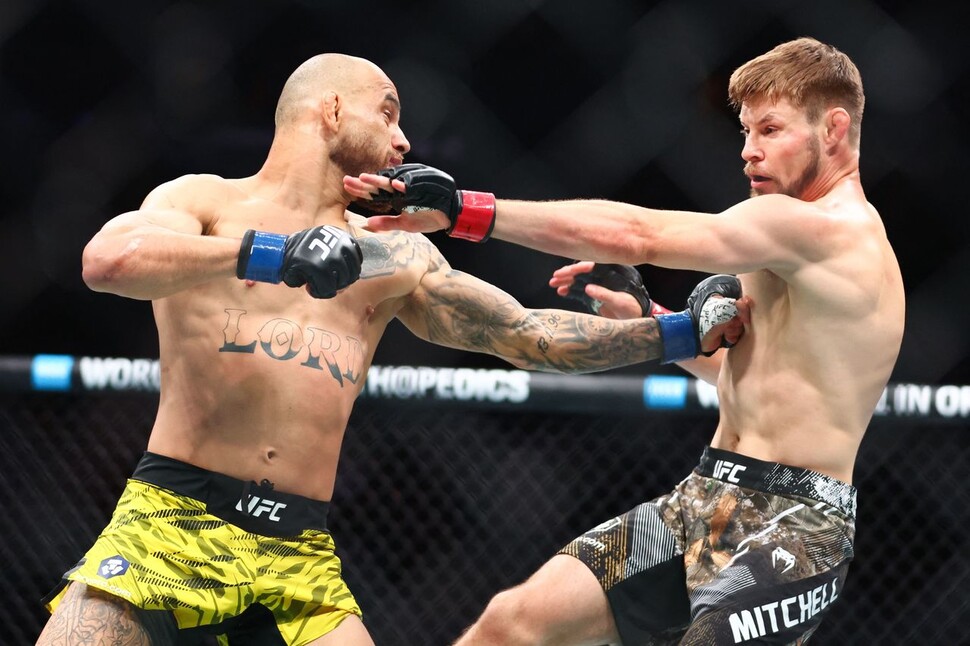 2025년 4월12일(현지시각) 미국 플로리다주 마이애미 카세야 센터에서 열린 UFC 314에서 브라이스 미첼(오른쪽)과 제앙 시우바(왼쪽)가 경기를 벌이고 있다. AFP 연합뉴스