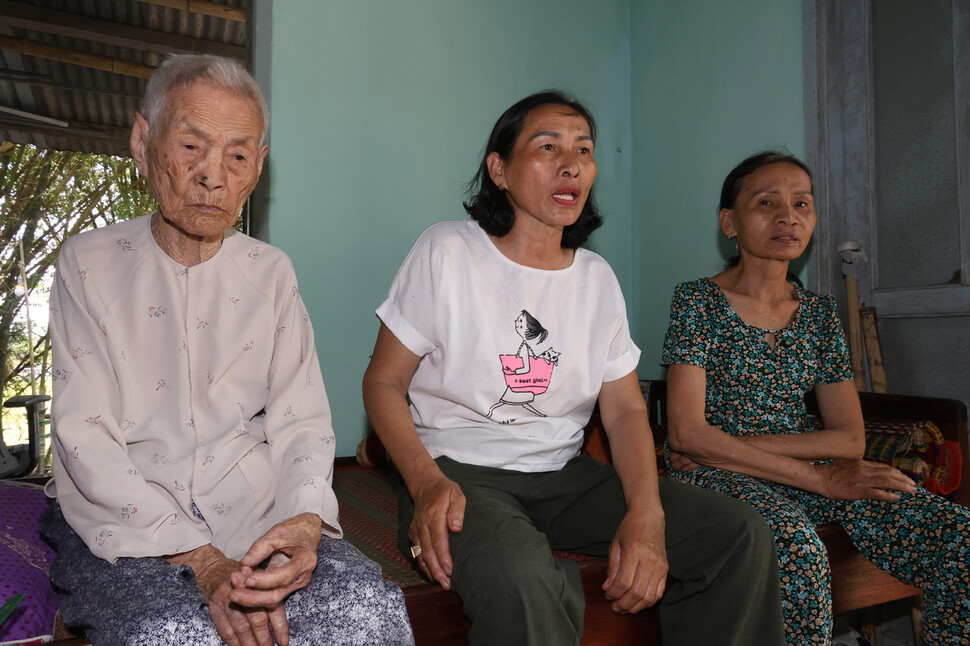 응우옌티씨(가운데)가 가족들이 살아온 과정을 이야기하는 동안 어머니 쯔엉티쑤옌(왼쪽)과 언니 응우옌티호아가 이를 듣고 있다.