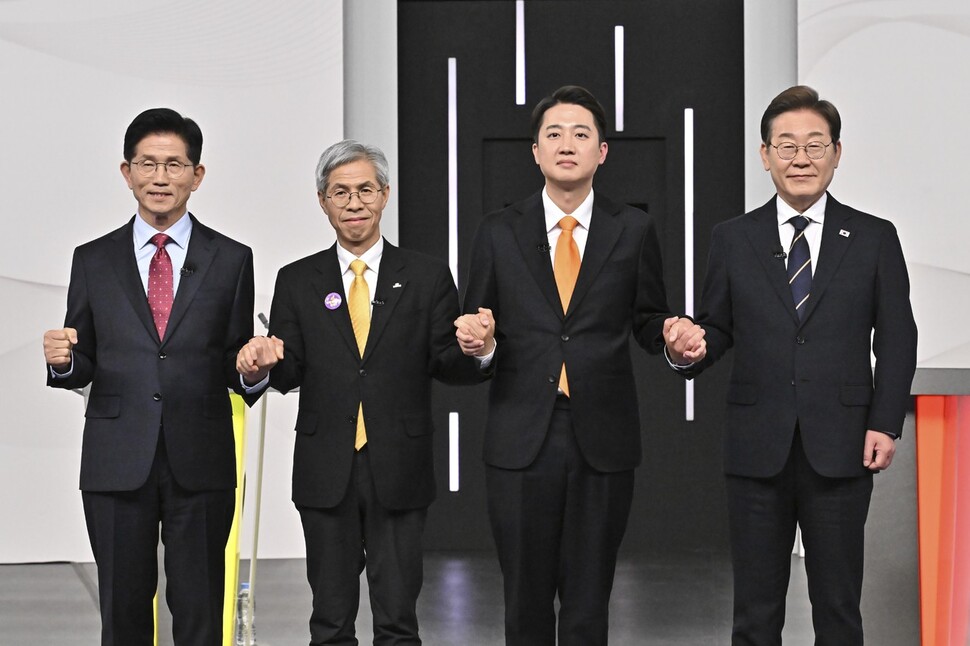 2025년 5월18일 서울 마포구 상암동 에스비에스 스튜디오에서 제21대 대통령 선거 1차 후보자 토론회가 열렸다. 왼쪽부터 김문수, 권영국, 이준석, 이재명 후보. 국회사진기자단